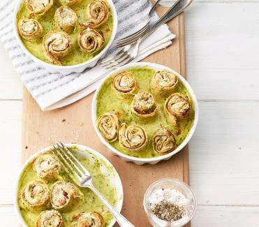 crepes-roellchen-artischockenherzen-schinken-zucchettisauce.jpg